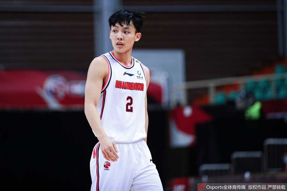 身高不占优势的徐杰如精灵般穿梭在山东队内线长人丛林中，他高高跃起，用一次不可思议的拉杆上篮将球送入篮筐，这一球让场边的杜锋指导都忍不住为他鼓掌。