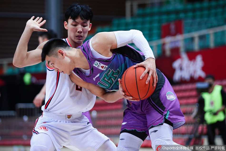陶汉林中路跟进犹如一辆重型坦克，接到队友妙传后面对空篮，他双手大力灌框，整个篮架都在颤抖，这一球点燃了全场山东球迷的热情。