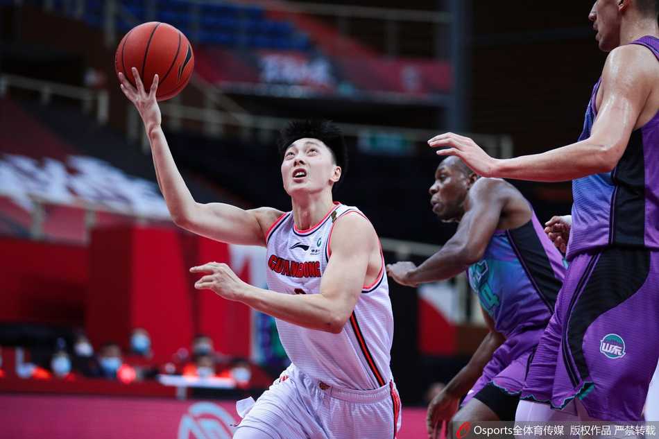经验丰富的任骏飞在山东队多人围堵下，依然死死护住篮球，他的眼神坚毅，用一次强硬的篮下强攻为广东队稳住了摇摇欲坠的局势。