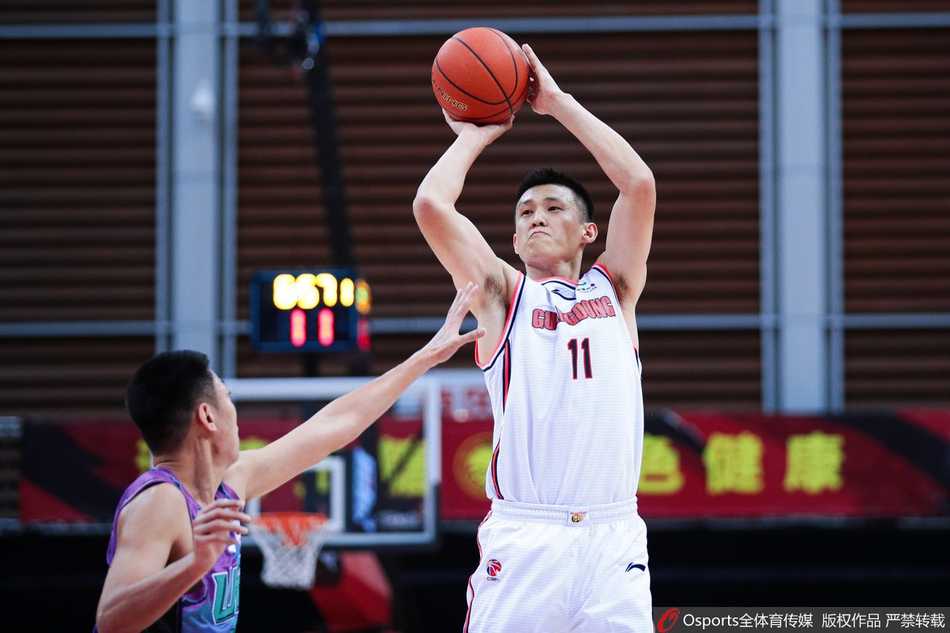 哈德森奋力突破周鹏的防守，尽管他已经拼尽全力，但脸上的汗水和紧皱的眉头透露出了面对年轻防守者的无奈与岁月留下的痕迹。