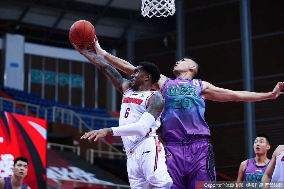 比赛结束后，马尚·布鲁克斯被队友们团团围住，大家拍打着他的肩膀，庆祝这场来之不易的胜利，他的超神表现无疑是全队最好的强心剂。