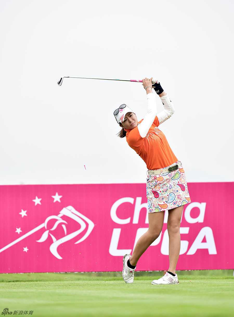 杜墨含在比赛中露出灿烂笑容，充满自信与青春活力