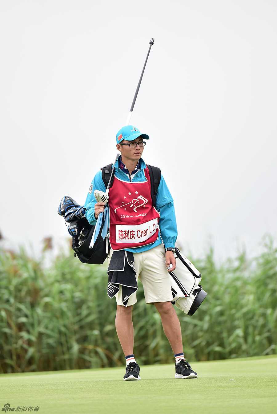 石昱婷在比赛中优雅挥杆，动作流畅充满力量，展现出年轻球员的蓬勃朝气