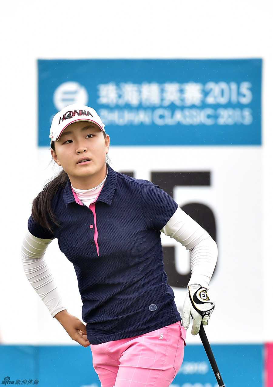 陈利庆完成一次完美的击球后从容收杆，动作定格在优雅的结束姿势