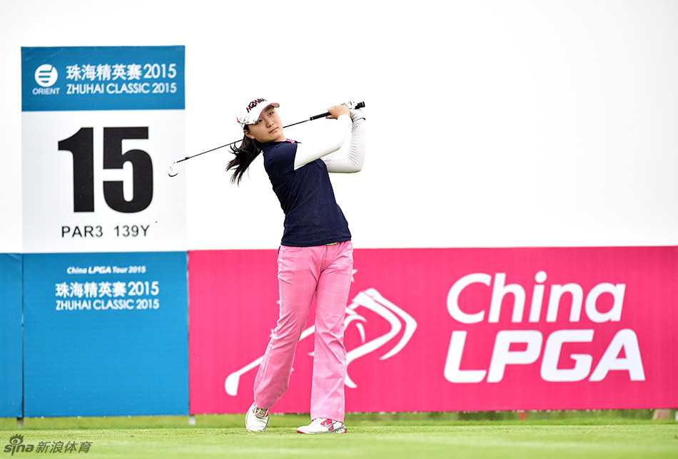 潘艳红在比赛中果敢推杆，展现出老将的沉稳与决断力