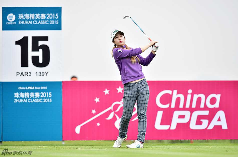 比赛间隙，球员们友好交流，画面温馨展现了赛场下的友谊