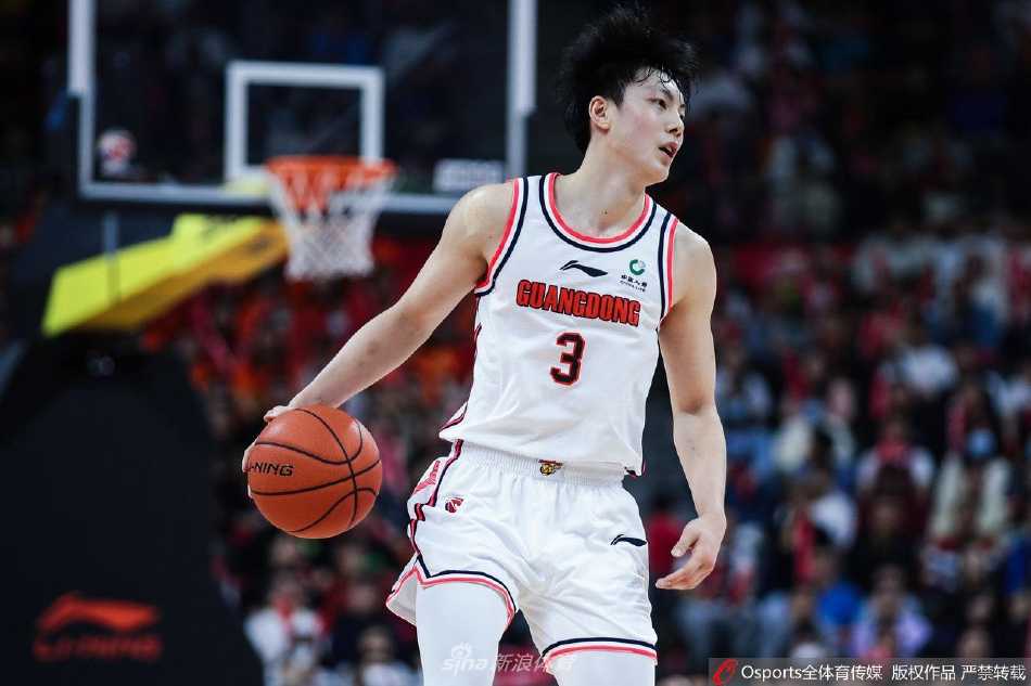 粤鲁大战风云再起:广东主场掀翻山东,季后赛席位暗流涌动 徐杰在山东高速三人合围之下依然从容出手,矮小的身材蕴藏着巨大的能量,他用一记精准的跳投证明了自己是CBA赛场上最灵动的精灵。
