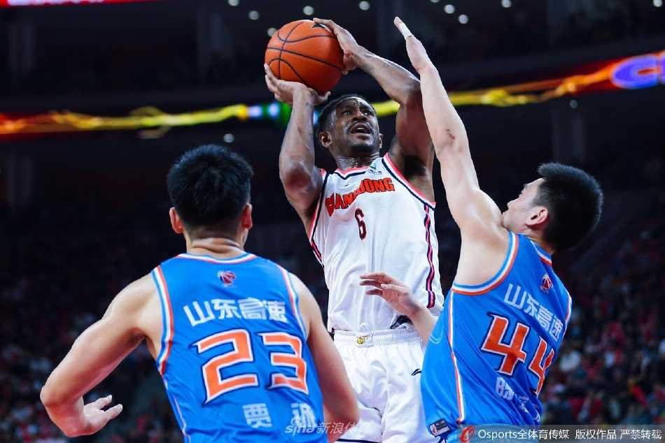 粤鲁大战风云再起:广东主场掀翻山东,季后赛席位暗流涌动 广东外援马尚·布鲁克斯如紫色闪电般撕裂山东防线,轻舒猿臂将球送入篮筐,他的眼神里满是对胜利的渴望。