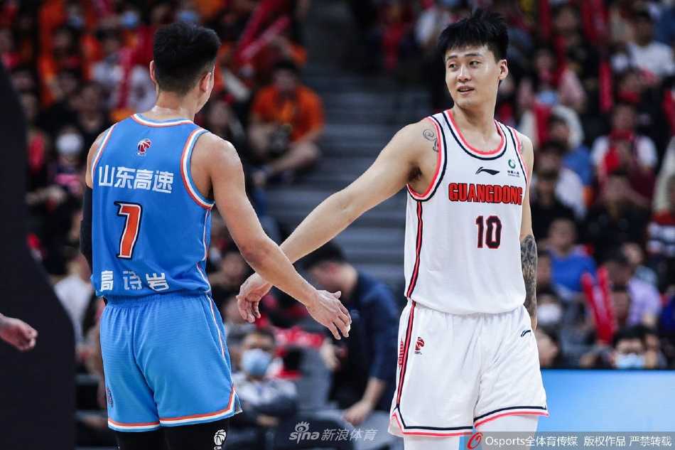 粤鲁大战风云再起:广东主场掀翻山东,季后赛席位暗流涌动 易建联在山东内线群中高高跃起,如泰山压顶般抢下前场篮板,这一刻他不仅是球队的领袖,更是篮下的守护神。