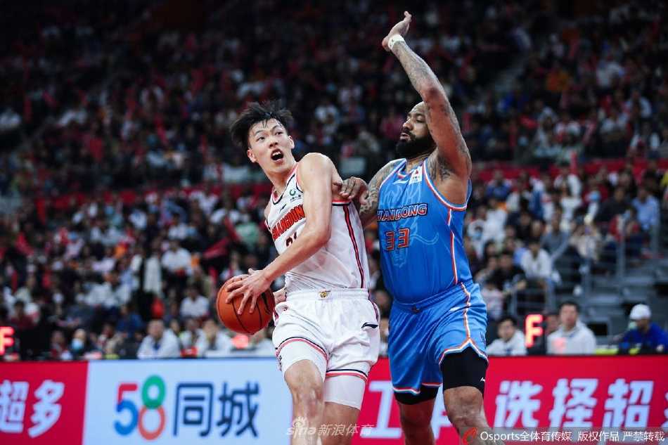 粤鲁大战风云再起:广东主场掀翻山东,季后赛席位暗流涌动 山东外援吉伦沃特在易建联的长臂干扰下依然强行出手,虽然此役他空砍27分,但每一次强攻都彰显了山东队不屈的意志。