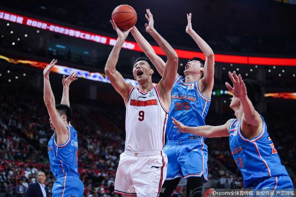 粤鲁大战风云再起:广东主场掀翻山东,季后赛席位暗流涌动 杜锋指导在场边激情指挥,双手比划着战术,他的每一个手势都在向场上球员传递着必胜的信念与智慧。