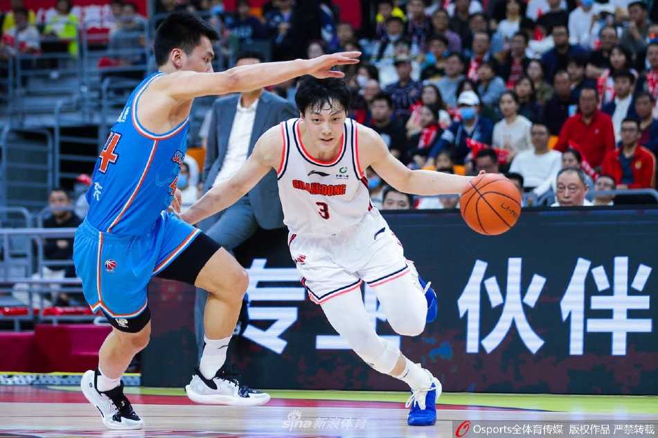粤鲁大战风云再起:广东主场掀翻山东,季后赛席位暗流涌动 赵睿犹如出膛炮弹高速杀入山东队腹地,面对补防球员,他的眼中毫无惧色,只有篮筐和目标。