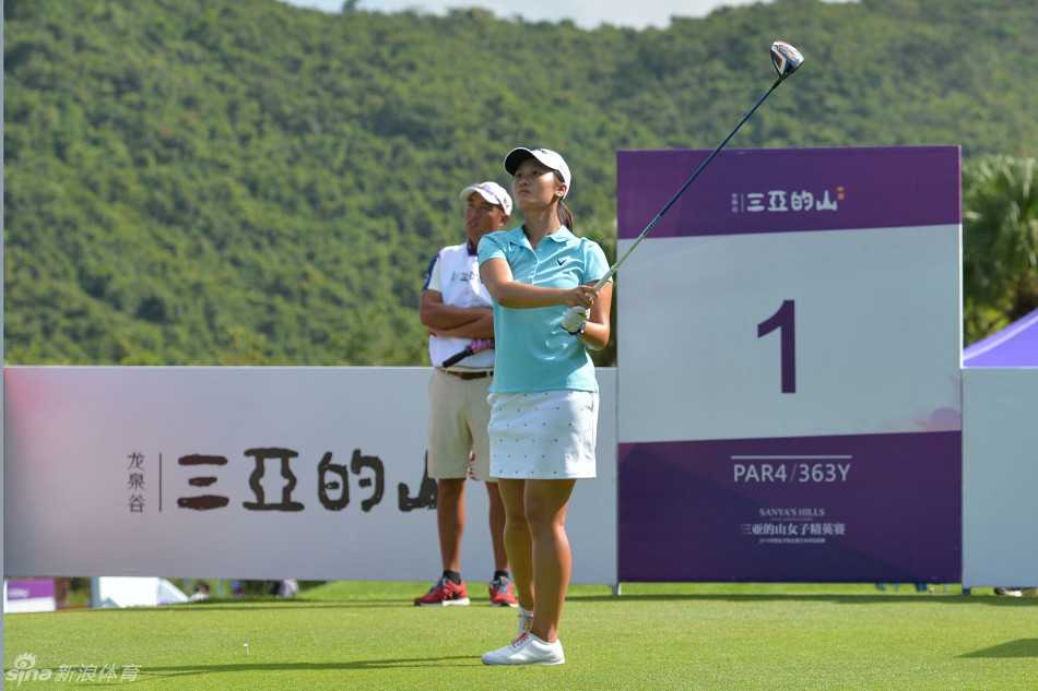 林希妤的挖起杆掀起一小块翠绿草皮，展示出触球瞬间扎实而有力的技巧。