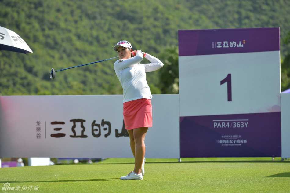 陈利庆在发球台优雅起杆，身姿挺拔，动作流畅充满力度。