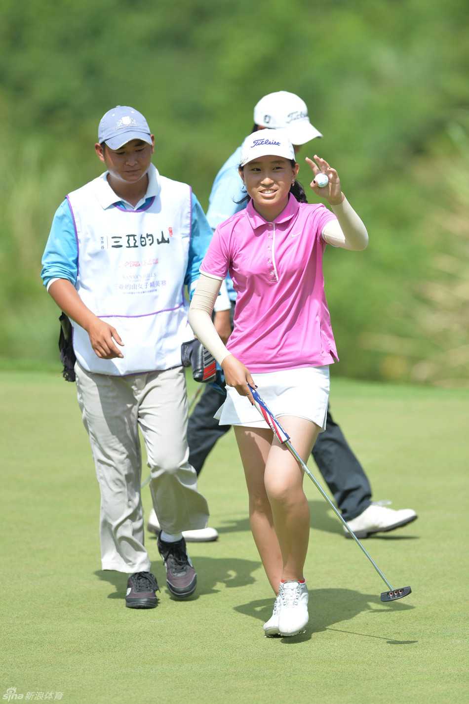 14岁的业余球手田琦沉着观察球路，稚嫩脸庞上透露出超越年龄的专注与冷静。