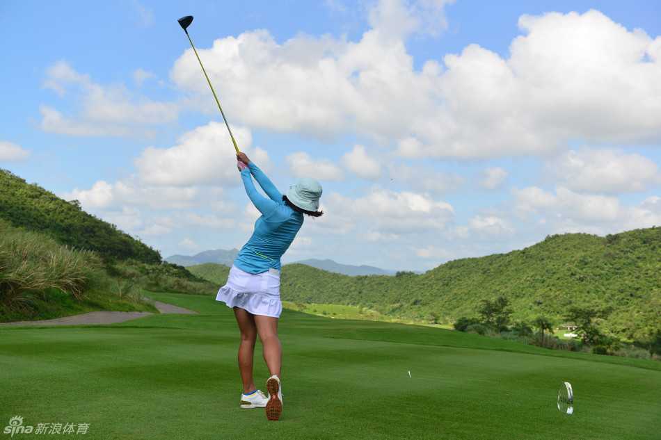 李梓的挥杆剪影极具艺术感，夕阳勾勒出她充满张力的完整挥杆姿态。