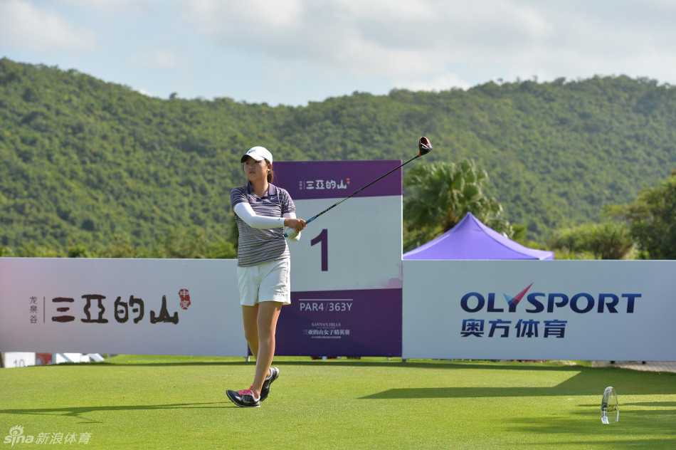 冯思敏手搭凉棚，在湛蓝晴空下极目远眺，判断小白球飞行的落点。