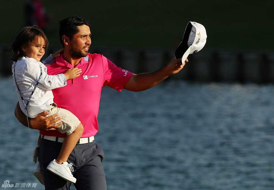 红推杆的荣耀与泪水:戴伊在锯齿草加冕背后的故事 简森·戴伊手持冠军奖杯微笑,身旁的上届冠军瑞奇·福勒正向他握手祝贺