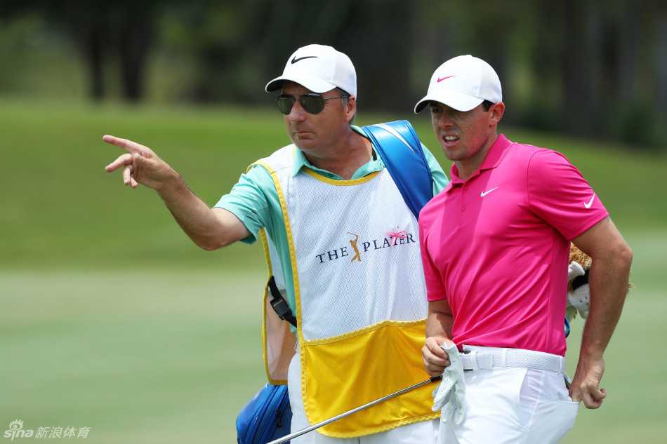 赛场全景，展示TPC锯齿草球场第17洞岛型果岭的壮观与挑战