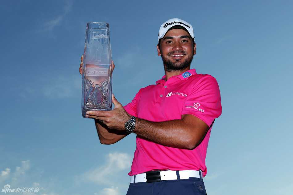 红推杆的荣耀与泪水:戴伊在锯齿草加冕背后的故事 简森·戴伊俯身与年幼的儿子达什碰额相庆,父子温情瞬间令人动容