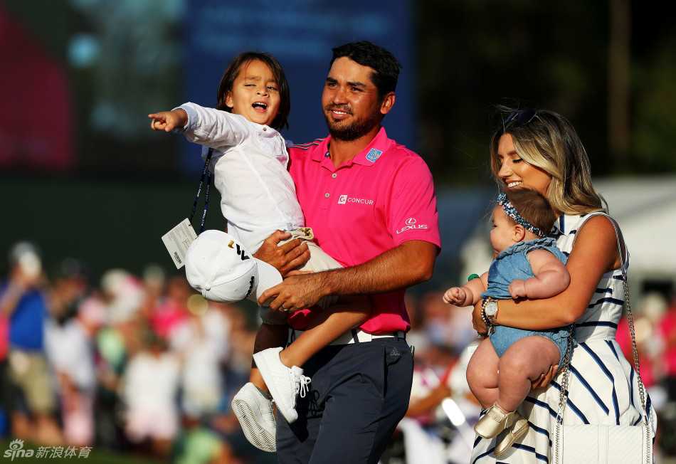 红推杆的荣耀与泪水:戴伊在锯齿草加冕背后的故事 球王戴伊在全神贯注地进攻著名的锯齿草岛型果岭,水面环绕