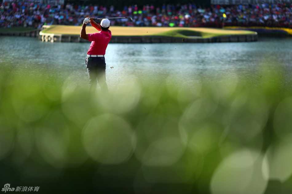 红推杆的荣耀与泪水:戴伊在锯齿草加冕背后的故事 简森·戴伊与家人紧紧拥抱,在果岭旁共享冠军的喜悦与荣光