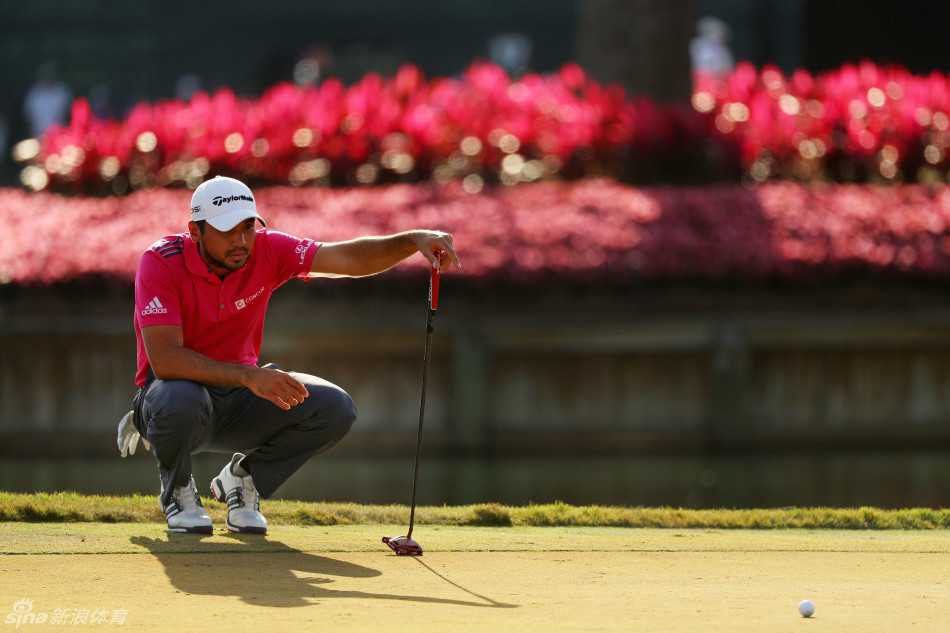 红推杆的荣耀与泪水:戴伊在锯齿草加冕背后的故事 戴伊在比赛中从容不迫地观察果岭线路,展现球王风范