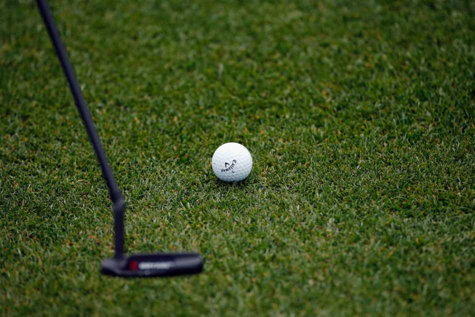 人山人海的大师赛观赛现场，球迷们或站或坐，屏息凝神地注视着果岭上的一切，构成了奥古斯塔四月一道壮阔而肃穆的人文风景线。