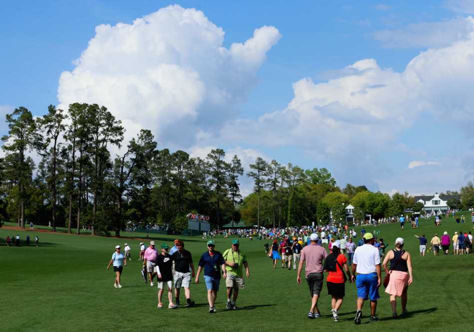 第13洞“杜鹃花”洞的经典视角，超过1600丛怒放的杜鹃花环绕着球道，雷氏溪的支流横亘在果岭前方，球员在此面临风险与回报的重大抉择。