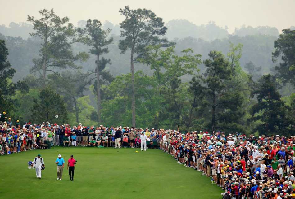 夕阳下的奥古斯塔俱乐部会所全景，这座拥有百年历史的白色建筑在温暖的光线下显得宁静而庄严，它是高尔夫传统、礼仪与卓越精神的永恒象征。