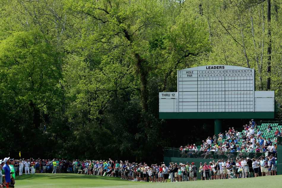 阳光洒在奥古斯塔宽阔而起伏的球道与果岭上，光影交错，修剪得一丝不苟的草坪宛如绿色的丝绒，展现着自然界与人工技艺共同创造的完美景观。