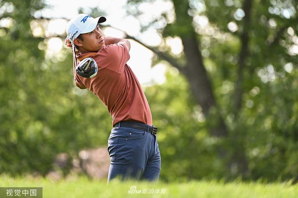 卫冕冠军琼·拉姆在缪菲尔德球场第18洞果岭旁，神情凝重地听取赛事官员通知，随后因检测阳性无奈退赛。