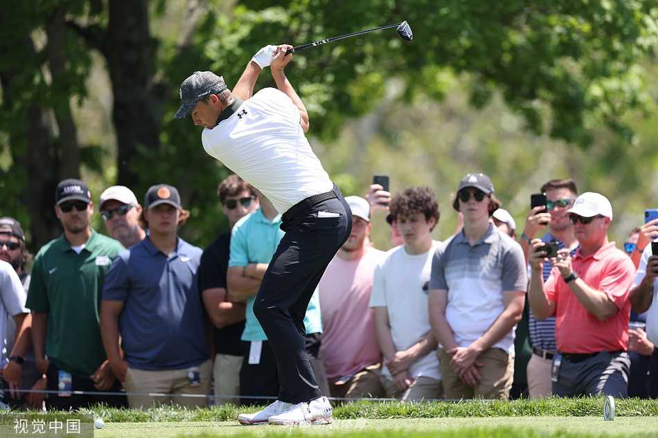 科林·森川在果岭上仔细研判推杆线路，专注的神情透露出对胜利的渴望。