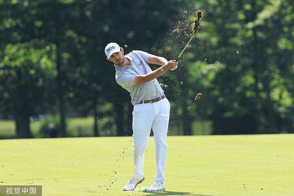 帕特里克·坎特利在球道中沉稳挥杆，目光坚定地望向球飞行方向，争夺领先位置。