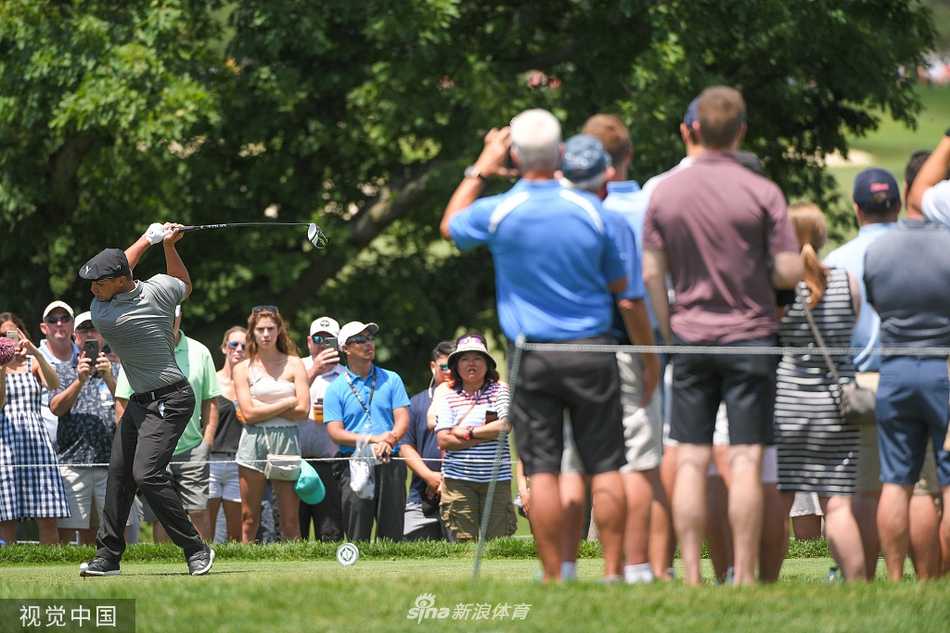 乔丹·斯皮思在沙坑中救球，展现其标志性的短杆技巧与顽强斗志。