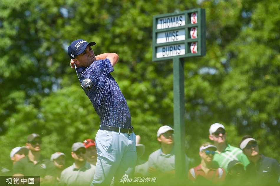 里奇·福勒在夕阳下完成一记精准的铁杆攻果岭，球在空中划出优美弧线。