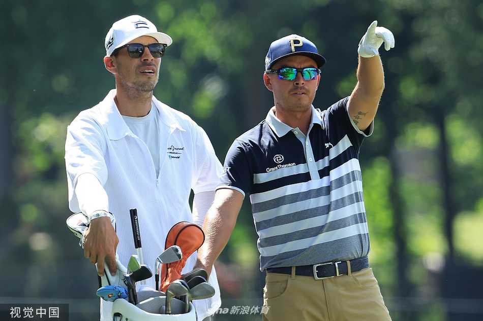 缪菲尔德乡村俱乐部全景，经典的球场设计在阳光下展现其战略性与自然美感，见证了这场跌宕起伏的比赛。