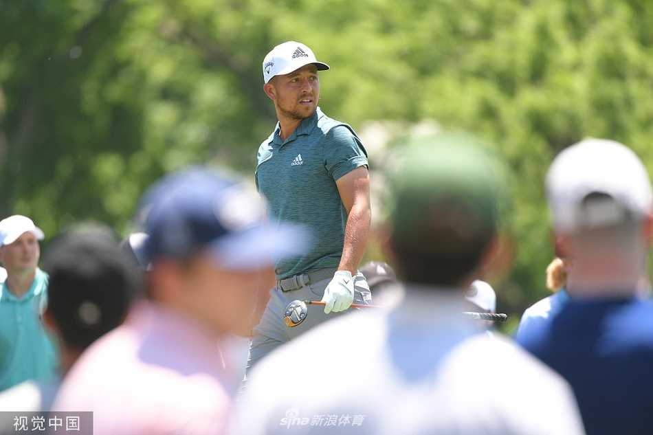 赞德·谢奥菲勒在树林中冷静观察线路，准备完成一记难度极高的脱困击球。