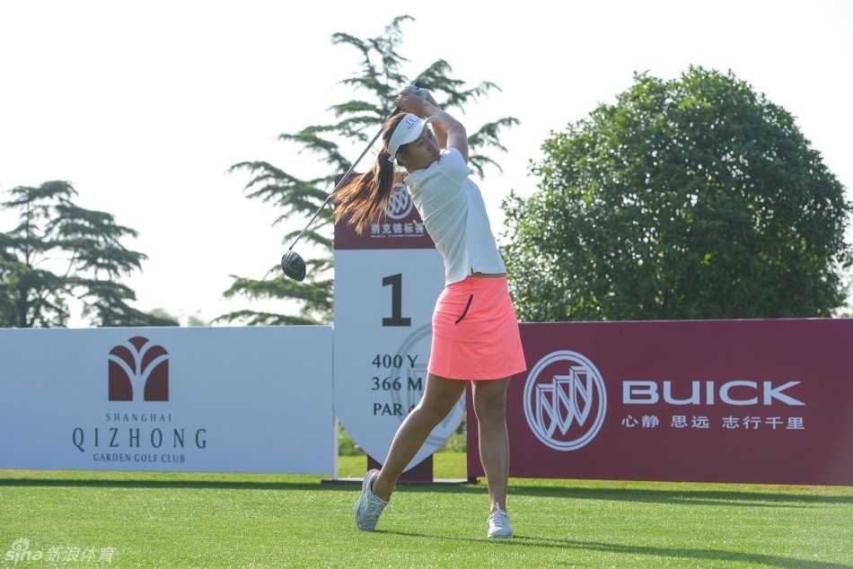 石昱婷在果岭上俯身准备推杆，神情极为专注，正在评估推杆的线路与力度。