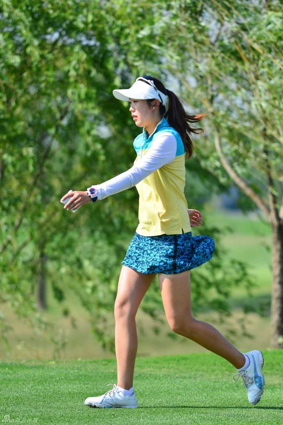 刘钰在开球后自信地完成随挥动作，目光追随着空中飞行的小球，姿态舒展。