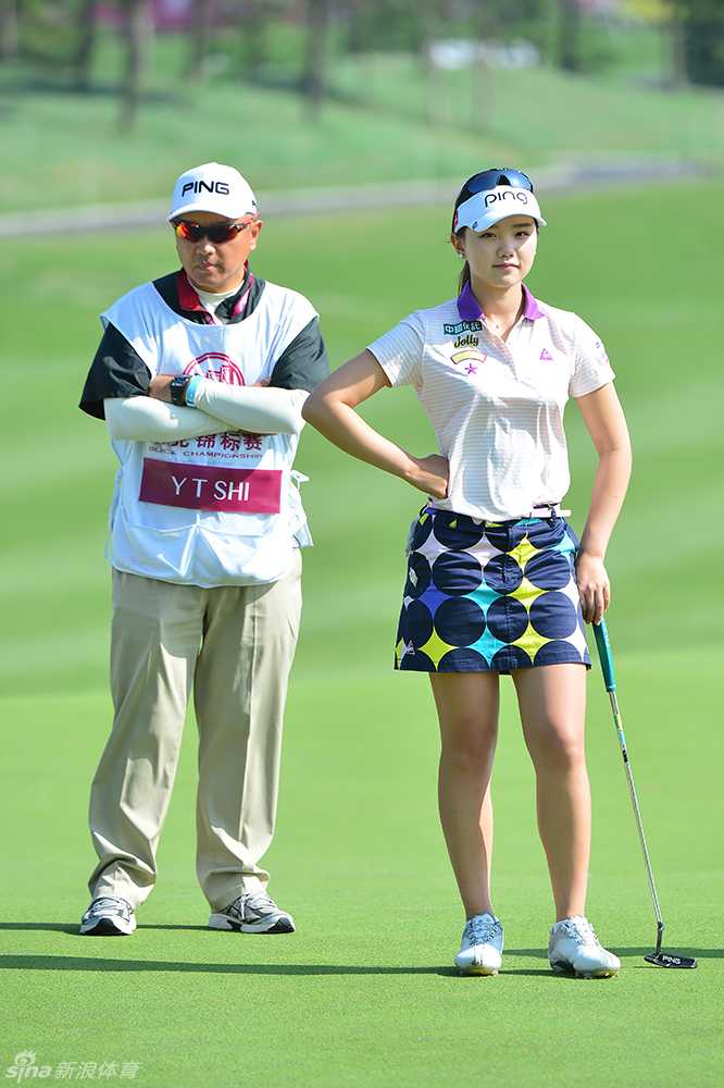 艾米-博尔顿在比赛中露出从容的微笑，展现了高尔夫运动愉快与竞技并存的一面。