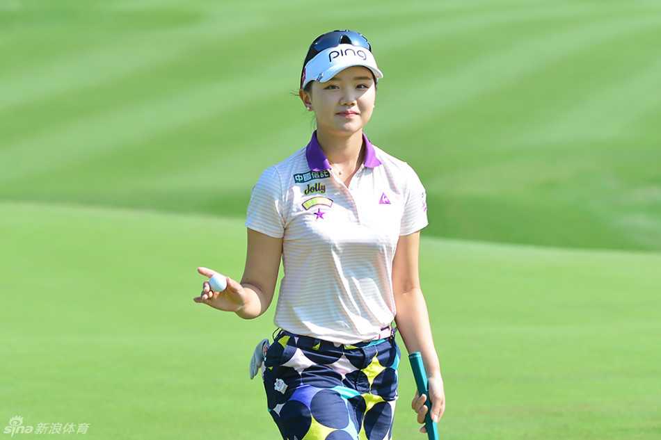 叶子琪在球道上优雅挥杆，白色裙摆随风轻轻飘起，动作流畅而充满力量感。