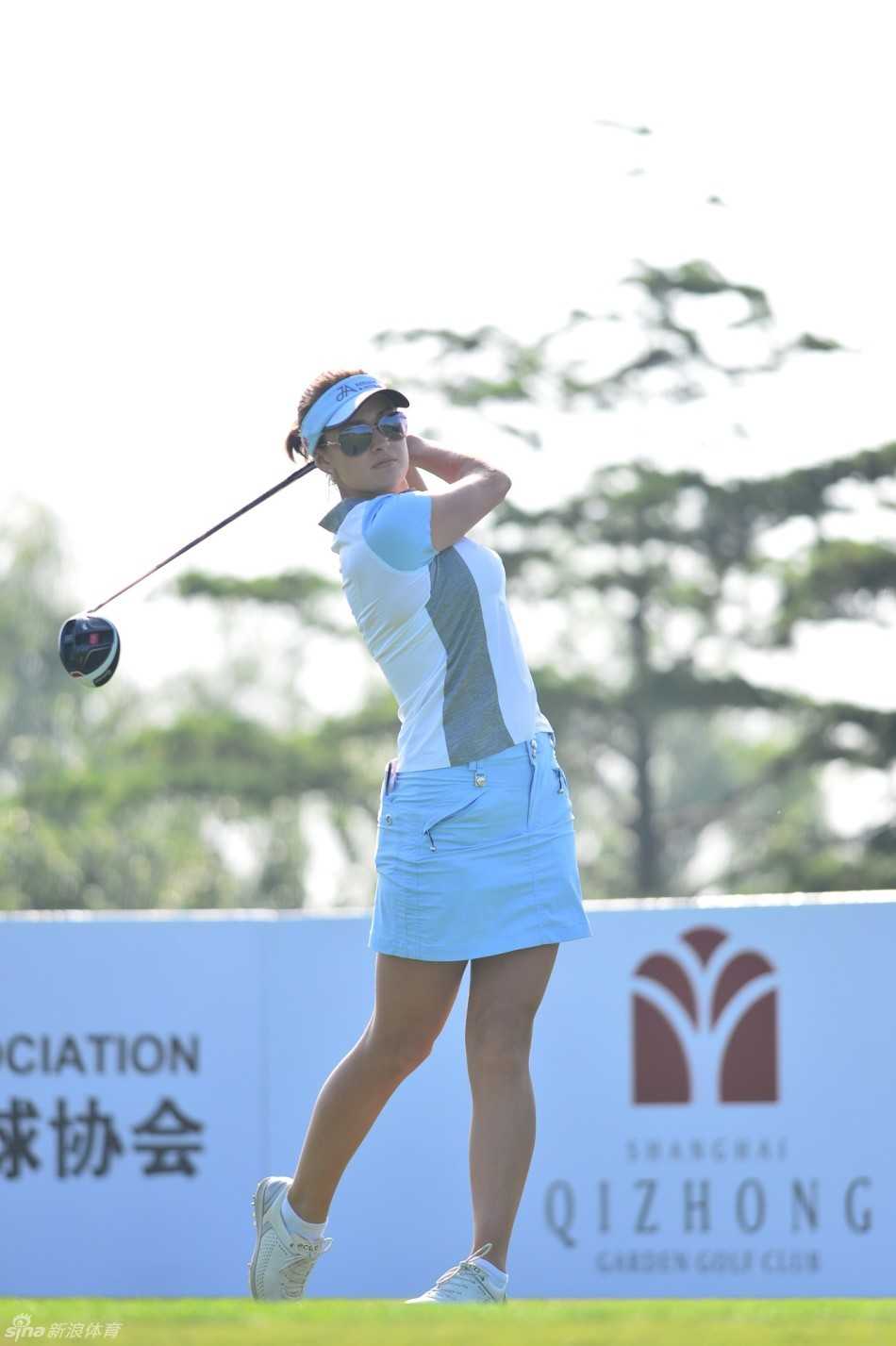 斯皮尔科娃在赛场边自信行走，展现出高尔夫运动员健康的体态与专注的职业风貌。