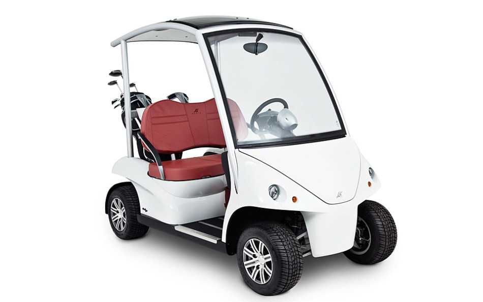 哑光黑重金属造型球车穿越林间球道，锋利线条切割出充满力量感的现代美学