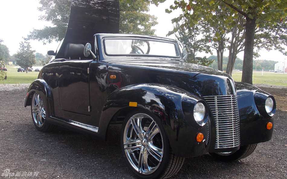 银色复古劳斯莱斯造型球车在绿茵道上优雅行驶，镀铬格栅在阳光下闪耀经典光芒