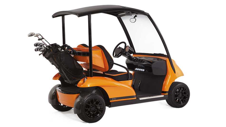 宝石蓝色Garia限量版球车停驻在第18洞果岭旁，碳纤维材质在晨雾中泛着细腻光泽