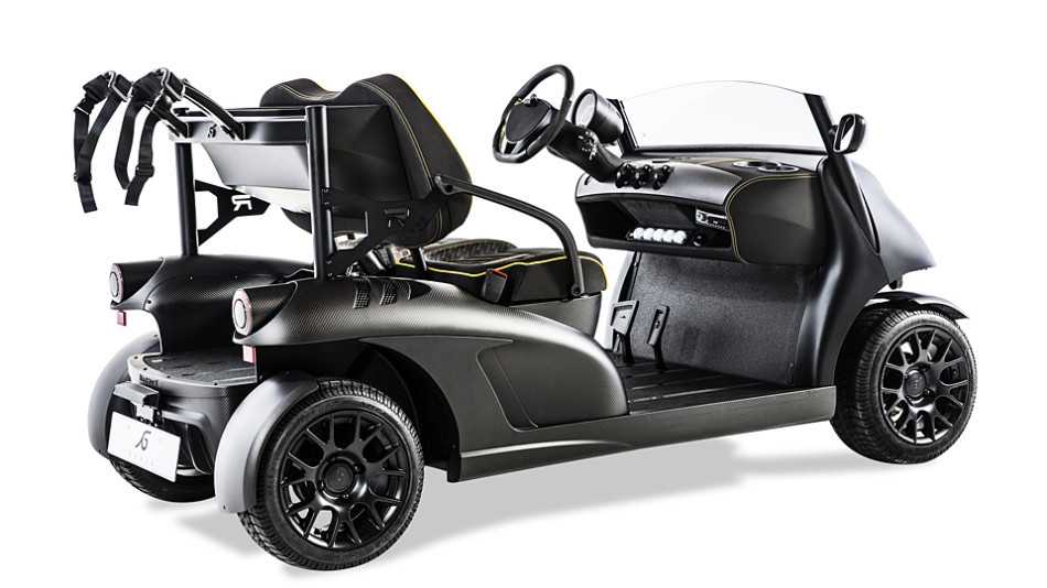 法拉利红色超跑造型球车在发球台准备出发，流线型车身犹如一件移动的现代艺术品