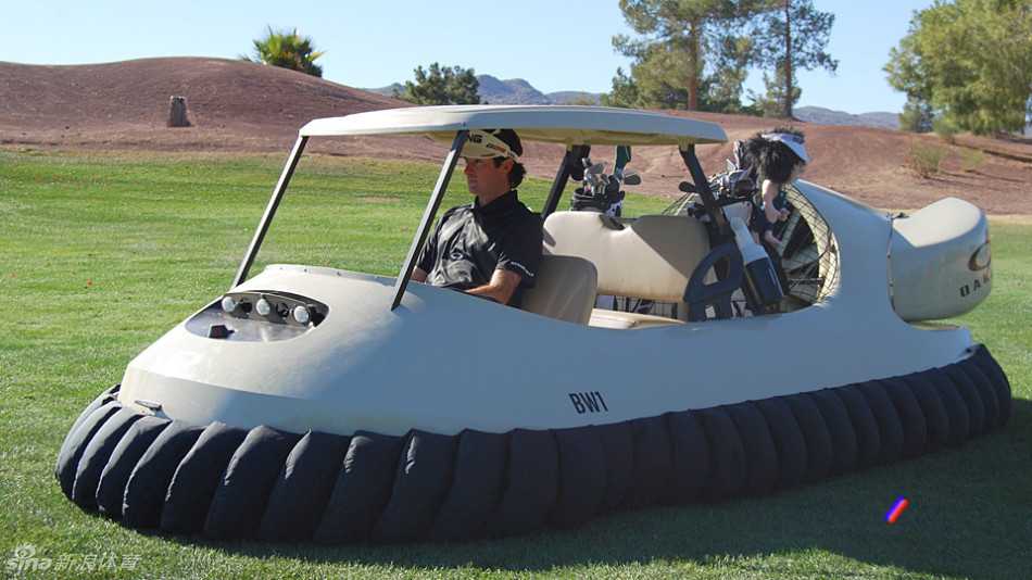 近距离特写展示球车精细做工，每一处接缝和材质对比都诉说着工业设计的极致追求