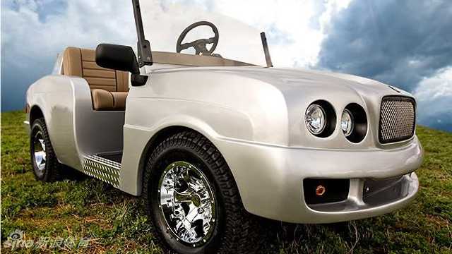 车队在山地球场蜿蜒前行，不同设计风格的球车在自然景观中形成和谐而多彩的画面