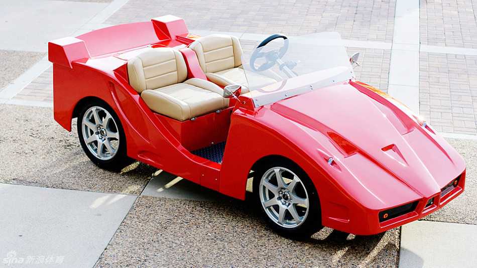 黄昏时分定制版球车在湖边倒影成双，精致细节在金色余晖中绽放匠心光芒